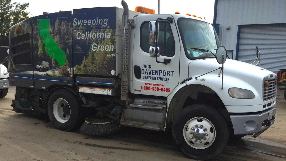JDSS sweeper truck - Sweeping California Green